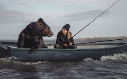Người đẹp ở Nga đi câu cá với gấu cưng khổng lồ