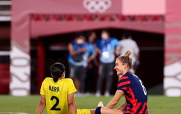 Hai nữ cầu thủ yêu nhau sau khoảnh khắc ôm ấp lịm tim ở Olympic