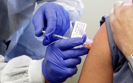 Tiêm vaccine khi đang mắc Covid-19 mà không biết, có bị sao không?