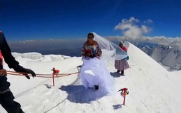 Cặp đôi kết hôn trên đỉnh núi 6.462 m ở Bolivia