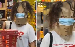 Người phụ nữ trùm túi kín mặt khi đi mua đồ ở Mỹ