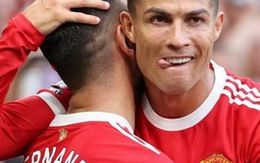 Ronaldo hóa 'đệm vượng', ghi bàn đầu tiên cho Manchester United