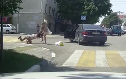 Cô gái quật ngã nữ tài xế Mercedes vì bị bóp còi khi sang đường