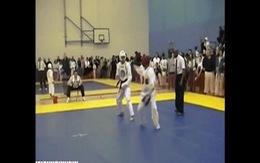 Sư phụ Thiếu Lâm tung đòn đá xoay hạ gục võ sĩ Taekwondo