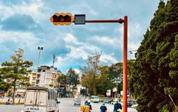 Cột đèn giao thông đầu tiên ở thành phố Đà Lạt có hình cánh hoa