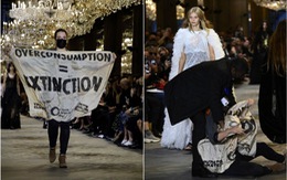 Người biểu tình đi catwalk trên sàn diễn ở Tuần lễ thời trang Paris