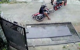 Chàng trai hú hồn khi bị cửa cổng quật ngã