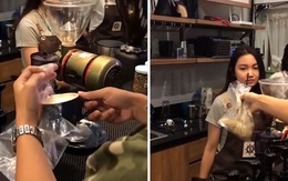 2 nữ nhân viên đứng hình khi thấy khách đổ ly cafe vào túi nilon