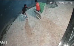 Hàng xóm vội chạy đến xin lại khi thấy thanh niên trộm cầu dắt xe