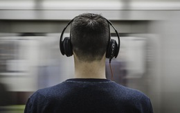 Nghe headphone trong nhiều giờ, lâu dài thính giác có bị hỏng?