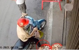 Cô gái dừng xe máy giẫm nát rổ trứng gà
