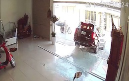 Chồng lùi ôtô vỡ kính cường lực vì vợ đóng cửa không hay biết