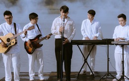 Cover 'hit bự' của Quân AP, Andiez 'chơi lớn' hát giữa hồ Tuyền Lâm