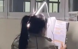 Nữ sinh gắn bóng đèn huỳnh quang vào đầu để ôn thi