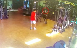 Cô gái tập gym đá cục tạ sắt vì tưởng quả bóng