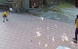 Bé trai sưng đầu khi chê mẹ đá bóng non
