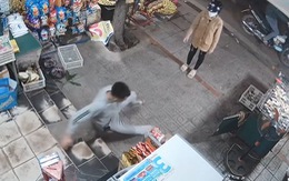 Chàng trai trượt chân ngã giập mông khi thối tiền cho khách