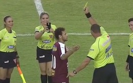 Trọng tài vờ rút thẻ vàng Neymar để chụp selfie