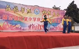 Khi bạn chưa thuộc bài mà cô lại bắt lên sân khấu diễn
