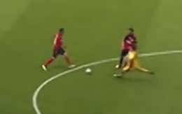 Cầu thủ cản phá bóng giữa sân vô tình lập siêu phẩm