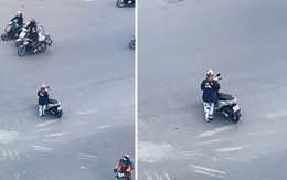 Cô gái dừng xe máy giữa đường để tập thể dục