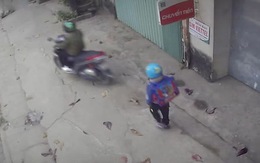 Mẹ chạy xe máy đưa con đi học nhưng lại để quên bé cưng ở nhà