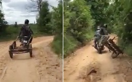 2 chàng trai đi xe máy vấp cục đá lao vào bụi cây