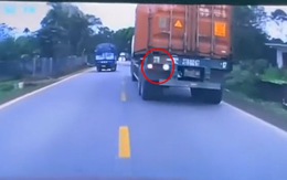 Tài xế container nhá đèn cảnh báo nguy hiểm cho xe sau không vượt