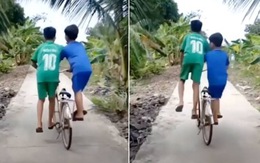 2 bé trai đi xe đạp nghệ thuật trên đường làng