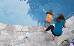 Mẹ nhanh tay chụp lấy cậu con trai nhảy xuống bể bơi