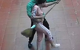 Chồng cầm chổi ôm chặt vợ khiêu vũ ngoài sân