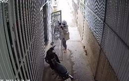 Cô gái quay đầu xe máy trong hẻm làm đổ cửa cổng
