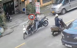 Bị tông ngã vì dừng xe máy giữa đường để nhặt tờ 50.000 đồng