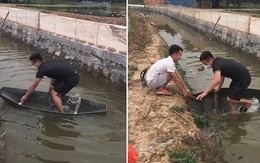 Chàng trai ngã xuống kênh khi đi thuyền tôn