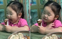 Bé gái vừa ăn kem vừa ngủ gật