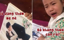Bé gái mếu máo khi xem ảnh cưới bố mẹ