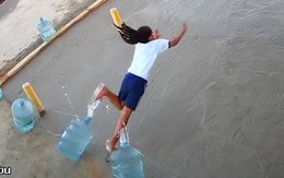 Bé gái vồ ếch vào sân vừa đổ bê tông