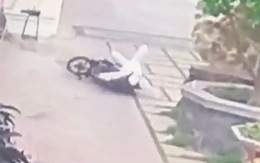 Cô gái chạy xe máy bật ngửa xuống đường vì vướng phải dây