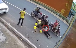 Cô gái ngã dập mông vì ra giữa đường phát bong bóng bị xe máy tông