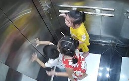 3 em bé khóc thét trong thang máy vì không biết mở cửa