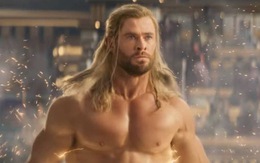 Hình ảnh 'thần Sấm' Chris Hemsworth bị lột sạch đồ gây sốt