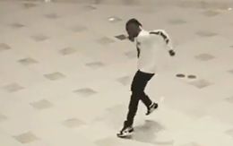 Chàng trai trổ tài nhảy như trượt patin