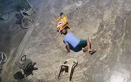Bé trai ngơ ngác khi thấy ông ngồi ghế bị ngã