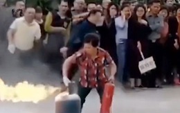 Người phụ nữ tập huấn dập lửa bình gas khiến đám đông phì cười