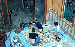 Gia chủ ngơ ngác vì lỡ tay làm vỡ bình rượu thuốc đãi khách