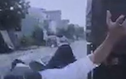 Chàng trai hú hồn khi bị ôtô tông nằm ngửa trên yên xe máy
