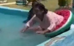 Cô gái hú hồn khi đeo phao nhảy xuống hồ bơi