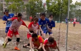 Nữ thủ môn bị thủng lưới trước chiến thuật 'ruồi bu' của đối phương