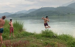 2 chàng trai nhảy tắm sông kiểu 'thiên nga vỗ cánh'
