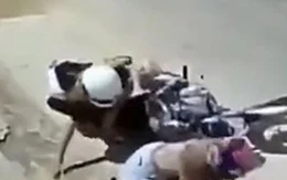 2 cô gái đi môtô ngã xuống đường vì không chống nổi xe